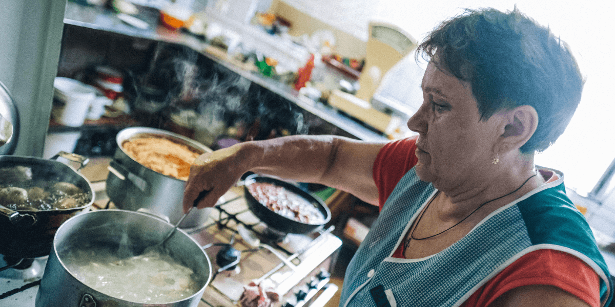 Kitchen volunteers in the Ukraine providing food to people in need.